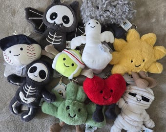 Llaveros de peluche Jellycat Cute Plush Keychains Jelly Kawaii Suaves Adornos para bolsos: Murciélago Esqueleto Corazón Sol Momia Nube Pelota de béisbol Pelota de tenis Fantasma Trébol