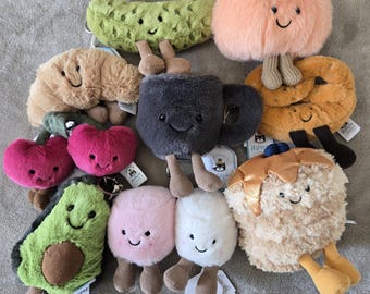 Llaveros de peluche Jellycat con forma de comida, adorables y suaves, ideales para bolsos: pepinillo, melocotón, pretzel, croissant, cerezas, taza de café, aguacate y panqueque.