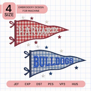 Può includere: Due disegni per ricamo a macchina di gagliardetti con motivi a quadretti e stelle. Il gagliardetto superiore è rosso e bianco con il testo HARVARD. Quello inferiore è blu e bianco con il testo BULLDOGS. Include testo 4 SIZE e formati JEF, EXP, DST, PES, VP3, HUS.