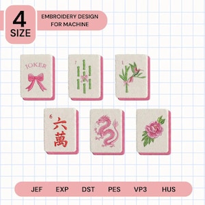 Op de afbeelding: Machine borduurontwerp met zes geborduurde Mahjong tegels met roze randen. De tegels hebben verschillende ontwerpen, waaronder een jokerkaart, bamboe, een kolibrie en een draak. De tekst "EMBROIDERY DESIGN FOR MACHINE" is zichtbaar.