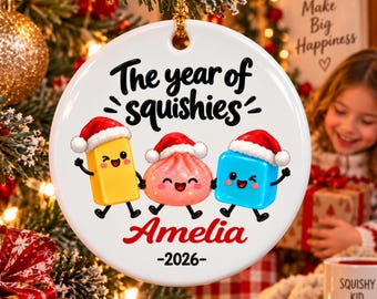 Gepersonaliseerd zacht kerstornament, keramisch aandenken 'Het Jaar van de Zachte Knuffels', kerstcadeau voor kinderen met eigen naam, schattig kawaii cadeautje voor in de kerstsok 2026