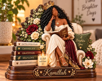 Gepersonaliseerde houten decoratie met afbeelding van een zwarte vrouw als koningin, inspirerend houten bureaubord met eigen naam, cadeau voor geloof en zelfliefde, Afro-Amerikaanse boekenliefhebber