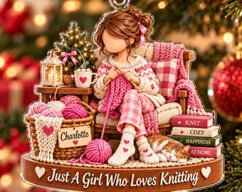 Gepersonaliseerd kerstornament met een breiend meisje, cadeau met naam voor breisters, haakcadeau voor mama, kerstornament voor garenliefhebbers.