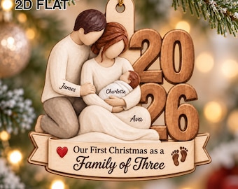 Onze eerste kerst als gezin van drie - Gepersonaliseerd houten ornament met het jaartal 2026, een leuk aandenken voor de kerstboom voor kersverse ouders.