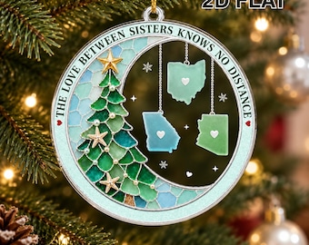 Gepersonaliseerd acryl kerstornament met de tekst "Liefde kent geen afstand", een perfect kerstcadeau voor mama, papa, broer, zus of andere dierbaren.