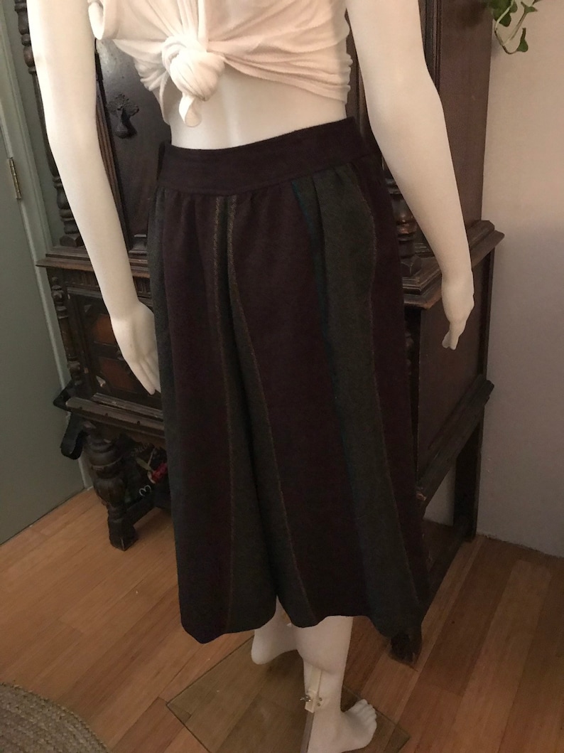 Great for the upcoming Fall season. Vintage 80s JH Collectibles 100/% Wool striped culottes
