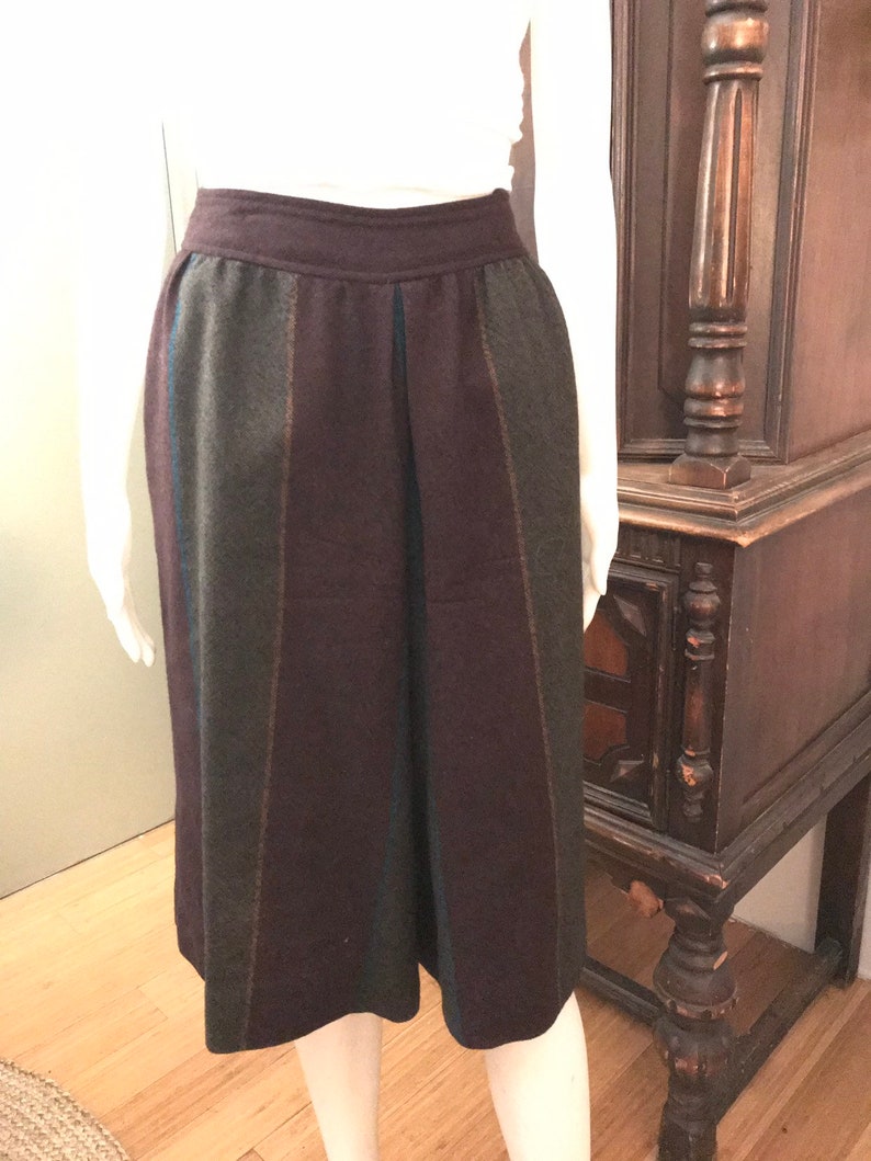 Great for the upcoming Fall season. Vintage 80s JH Collectibles 100/% Wool striped culottes