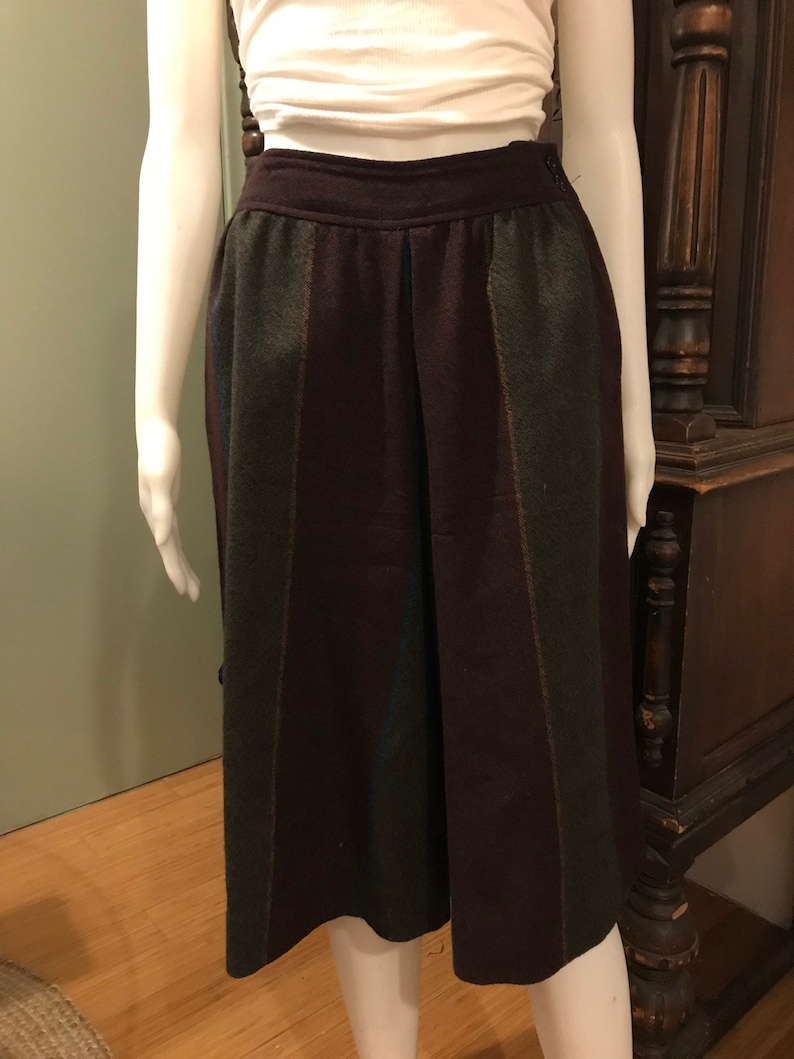 Great for the upcoming Fall season. Vintage 80s JH Collectibles 100/% Wool striped culottes
