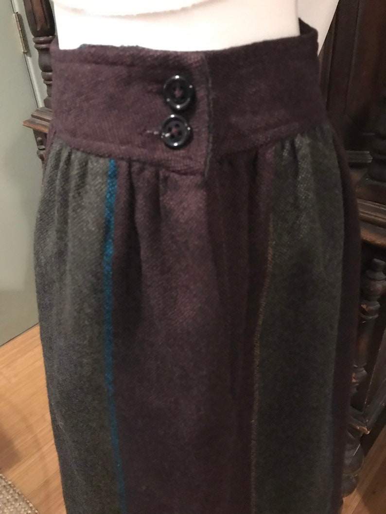 Great for the upcoming Fall season. Vintage 80s JH Collectibles 100/% Wool striped culottes
