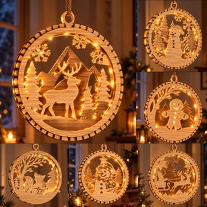 Può includere: Una collezione di ornamenti circolari in legno con intricati disegni tagliati al laser, tra cui un cervo, un pupazzo di neve, un omino di pan di zenzero, uno scoiattolo e Babbo Natale, illuminati da luci LED e appesi a una corda.