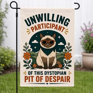 Könnte beinhalten: Eine rechteckige Gartenflagge mit einer Siamkatze, die eine herzförmige Sonnenbrille und ein dunkelgrünes Halstuch trägt. Der Text lautet UNWILLING PARTICIPANT OF THIS DYSTOPIAN PIT OF DESPAIR, umrahmt von orangefarbenen Blumen.