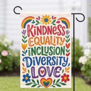 Könnte beinhalten: Eine rechteckige Gartenflagge mit cremefarbenem Hintergrund und dem bunten Schriftzug Kindness, Equality, Inclusion, Diversity, Love. Das Design zeigt Regenbögen, Blumen und Herzen in den Farben Rot, Orange, Gelb, Grün, Blau und Violett.