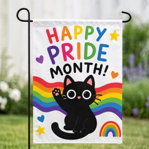 Może przedstawiać: Biała flaga ogrodowa z czarnym kotem machającym łapką na tle tęczowej fali. Napis HAPPY PRIDE MONTH! wykonano kolorowymi literami. Wzór zawiera małe serca, gwiazdki oraz niewielki łuk tęczy umieszczony w dolnej części flagi.