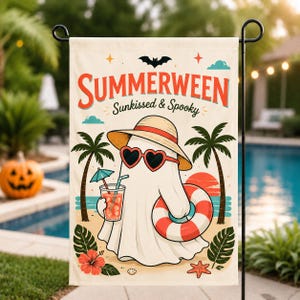 Könnte beinhalten: Eine rechteckige Gartenflagge mit einem weißen Geist, der einen Strohhut und herzförmige Sonnenbrillen trägt, einen tropischen Drink und einen rot-weißen Rettungsring hält. Der Text lautet Summerween Sunkissed & Spooky mit Palmen und Sonnenuntergang.