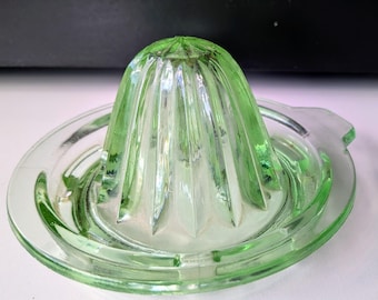 Exprimidor de vidrio verde vintage, antiguo, de la década de 1930, de vidrio de la época de la Gran Depresión, exprimidor de cítricos, decoración de cocina rústica.