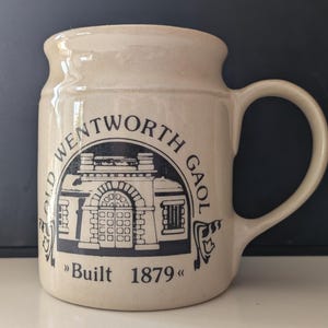 Kubek Vintage Dynamo House Billy – pamiątkowy kubek z więzienia Wentworth, australijska pracownia ceramiczna z lat 70. XX wieku