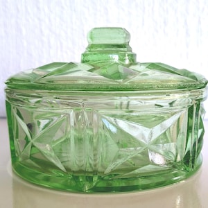 Caja de baratijas vintage de vidrio verde con tapa, tarro de tocador estilo art déco, década de 1930.