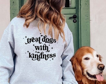 Behandeln Sie Hunde mit Freundlichkeit Sweatshirt, Hundemutter Geburtstagsgeschenk, Hundemutter Sweatshirt, Hunde Sweatshirt für Frauen, Geburtstagsgeschenk für Hundeliebhaber