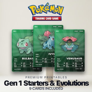 Può includere: Tre carte collezionabili Pokémon con Bulbasaur, Ivysaur e Venusaur, con sfondo verde e illustrazioni dei personaggi. Il logo Pokémon e il testo "Trading Card Game" sono in alto. Le carte sono etichettate "Gen 1 Starters & Evolutions".