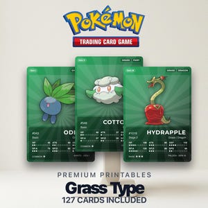 Può includere: Esposizione di tre carte collezionabili Pokémon con vari personaggi di tipo Erba. Le carte sono verdi con illustrazioni di personaggi e statistiche. Il logo Pokémon e il testo "Trading Card Game" sono in alto. Il testo "Grass Type" e "127 Cards Included" sono in basso.