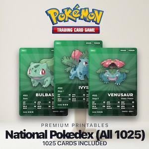 Può includere: Tre carte collezionabili Pokémon con Bulbasaur, Ivysaur e Venusaur, con sfondo verde e dettagli dei personaggi. Il logo Pokémon e il testo "Trading Card Game" sono in alto. Il testo "National Pokedex (All 1025)" è in basso.
