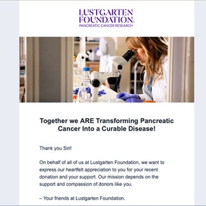 Puede incluir: Una cient&iacute;fica con bata de laboratorio mira a trav&eacute;s de un microscopio. El texto dice "Juntos ESTAMOS Transformando el C&aacute;ncer Pancre&aacute;tico en una Enfermedad Curable!" y "&iexcl;Gracias Siri!" En nombre de todos nosotros en la Fundaci&oacute;n Lustgarten, queremos expresar nuestro sincero agradecimiento por su reciente donaci&oacute;n y su apoyo. Nuestra misi&oacute;n depende del apoyo y la compasi&oacute;n de donantes como usted. - Sus amigos de la Fundaci&oacute;n Lustgarten.