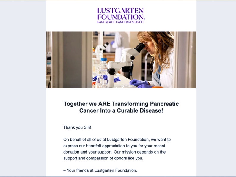 Puede incluir: Una cient&iacute;fica con bata de laboratorio mira a trav&eacute;s de un microscopio. El texto dice "Juntos ESTAMOS Transformando el C&aacute;ncer Pancre&aacute;tico en una Enfermedad Curable!" y "&iexcl;Gracias Siri!" En nombre de todos nosotros en la Fundaci&oacute;n Lustgarten, queremos expresar nuestro sincero agradecimiento por su reciente donaci&oacute;n y su apoyo. Nuestra misi&oacute;n depende del apoyo y la compasi&oacute;n de donantes como usted. - Sus amigos de la Fundaci&oacute;n Lustgarten.