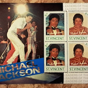 Könnte beinhalten: Ein Gedenkblatt mit einem Foto von Michael Jackson bei einem Bühnenauftritt sowie vier 1,50-Dollar-Briefmarken aus St. Vincent mit seinem Porträt. Der Text "MICHAEL JACKSON" ist blau und "LEADERS OF THE WORLD" steht auf der rechten Seite.