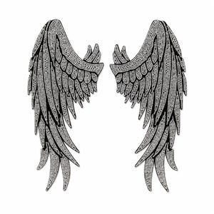 Puede incluir: Un par de parches simétricos de alas de ángel con una densa disposición de pequeños diamantes de imitación plateados y reflectantes sobre una base negra, creando una textura de plumas detallada con puntas afiladas y bordes superiores curvos.