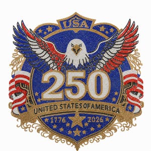 Könnte beinhalten: Ein Strass-Aufnäher mit einem Weißkopfseeadler mit ausgebreiteten Flügeln über der Zahl 250. Das Design enthält den Text USA, UNITED STATES OF AMERICA, 1776 und 2026, akzentuiert durch US-Flaggenmotive in Rot, Weiß, Blau und Gold.
