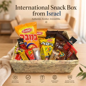 Peut inclure: Un panier décoratif rempli de diverses collations israéliennes, notamment des paquets de chips et des barres chocolatées. L'emballage présente du texte en hébreu et des couleurs vives. Le texte "International Snack Box from Israel" est visible.
