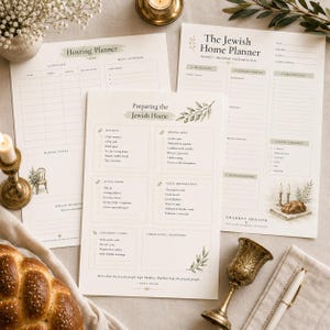 Può includere: Una collezione di planner di carta stampata, tra cui un "Hosting Planner" e un "The Jewish Home Planner." Le pagine presentano liste di controllo e sezioni per la pianificazione dei pasti e liste degli invitati, con decorazioni floreali.