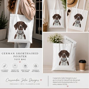 Puede incluir: Bolso tote blanco con una ilustración de un Pointer Alemán. El perro tiene marcas marrones y blancas y lleva un collar. El bolso tiene asas largas blancas. Texto: "GERMAN SHORTHAIRED POINTER TOTE BAG".