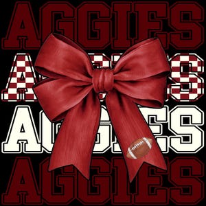 以下が含まれることがあります： 黒い背景に、白い文字とマルーン色の文字で「AGGIES」という文字が描かれた、アメフトのグラフィックが入ったマルーン色のリボン。文字は市松模様です。