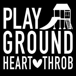 Op de afbeelding: Zwart grafisch ontwerp met de witte woorden "PLAY GROUND HEART THROB", vergezeld van een illustratie van een speeltuin. De speeltuin heeft een glijbaan, een ladder en schommels. Het woord "heart" wordt weergegeven door een wit hartsymbool.