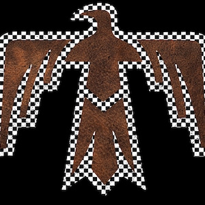 Puede incluir: Un diseño de águila marrón con una textura desgastada, delineado con un patrón de cuadros blanco y negro, sobre un fondo negro. Las alas del águila están extendidas y el diseño tiene una apariencia vintage y desgastada.