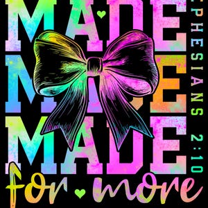 Puede incluir: Un diseño gráfico con el texto MADE MADE for more y EPHESIANS 2:10 en un vibrante patrón de arcoíris tie-dye sobre un fondo negro. Una gran ilustración detallada de un lazo negro está centrada sobre la palabra MADE con corazones pequeños.