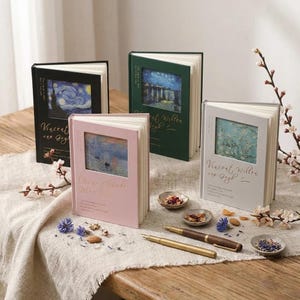 Peut inclure: Quatre carnets à couverture rigide avec des fenêtres découpées présentant des impressions d'art. Les livres noir, vert, rose et blanc portent des textes en feuille d'or, dont Vincent van Gogh et Oscar-Claude Monet. Deux stylos dorés sont inclus.