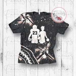 Camiseta blanqueada para adultos con jugador de fútbol y animadora