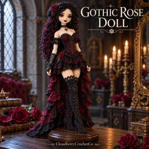 Pode incluir: Uma boneca de crochê com longos cabelos cacheados pretos e vermelhos, vestindo um vestido espartilho preto e vermelho escuro com detalhes em renda, luvas combinando e botas de salto com cadarço. O texto GOTHIC ROSE DOLL e CloudberryCrochetCo é visível.