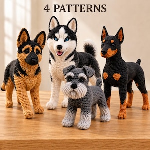 Op de afbeelding: Vier gehaakte hondenfiguren met de tekst 4 PATTERNS. De collectie bevat een zwart met bruine Duitse herder, een zwart-witte Siberische husky met blauwe ogen, een grijs-witte schnauzer en een zwart met bruine Dobermann pinscher.