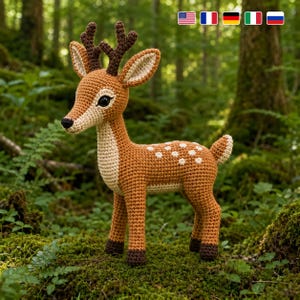 Può includere: Una statuetta di cervo all'uncinetto con corpo marrone chiaro, petto e ventre color crema, corna marrone scuro e macchie bianche sulla schiena. Il cervo ha grandi occhi neri, orecchie a punta e zoccoli marrone scuro sulle quattro zampe.