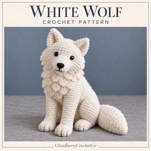Puede incluir: Un juguete de lobo tejido a ganchillo en color blanco con ojos y nariz negros, que presenta detalles de pelaje texturizado alrededor del cuello. La imagen incluye el texto WHITE WOLF CROCHET PATTERN arriba y CloudberryCrochetCo abajo.