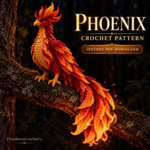 Könnte beinhalten: Ein gehäkelter Phönix mit leuchtend roten, orangen und gelben Federn auf einem Ast. Der Text lautet PHOENIX CROCHET PATTERN INSTANT PDF DOWNLOAD und CloudberryCrochetCo. Der Vogel hat einen langen, fließenden Schwanz.