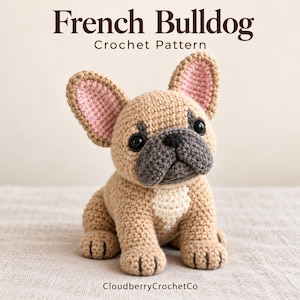 Puede incluir: Un juguete de ganchillo con forma de Bulldog Francés en color beige y gris, con orejas interiores rosas, ojos negros y una mancha blanca en el pecho. El texto superior dice French Bulldog Crochet Pattern y el inferior CloudberryCrochetCo.
