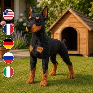 Könnte beinhalten: Eine handgefertigte Häkel-Figur eines Dobermanns mit schwarzem Körper und lohfarbenen Abzeichen an Schnauze, Brust, Ohren und Pfoten. Das Spielzeug hat dunkle Augen und eine strukturierte Garnoberfläche und steht aufrecht auf allen vier Beinen.