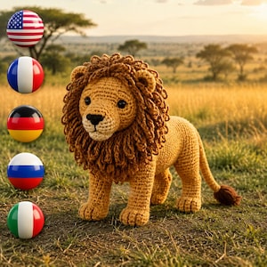 Puede incluir: Un león de peluche tejido a ganchillo con cuerpo amarillo dorado y una melena gruesa y texturizada de color marrón oscuro. El león tiene ojos negros, nariz negra y cola con borla, de pie en un campo de hierba bajo un cielo dorado.
