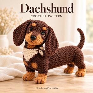 Op de afbeelding: Een gehaakte teckel van donkerbruin en beige garen, voorzien van een crèmekleurige bandana om de nek, grote donkere ogen en een zwarte neus. De tekst "Dachshund CROCHET PATTERN" en "CloudberryCrochetCo" zijn zichtbaar in de afbeelding.