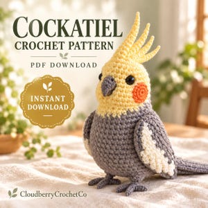 Könnte beinhalten: Ein gehäkeltes Nymphensittich-Spielzeug mit gelbem Kopf, orangefarbenen Wangenflecken und grauem Körper mit weißen Flügelakzenten. Text: COCKATIEL CROCHET PATTERN, PDF DOWNLOAD, INSTANT DOWNLOAD und CloudberryCrochetCo.