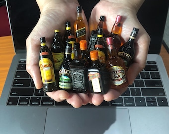 Juego de imanes de nevera con forma de botellas de licor en miniatura: decoración realista para minibar, accesorios para casas de muñecas, regalo para coleccionistas.